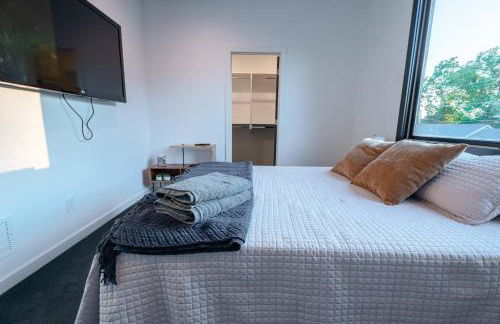 3 bed 3 bath Modern Luxury Home with Hot Tub and Rooftop Patio - Foto 59