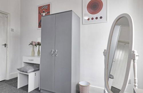 Beautiful Spacious four bedroom house with parking for 2 cars, 5 minute walk to southend station - Foto 24