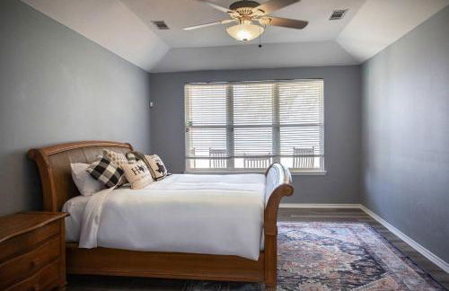 Lakefront 6BR Retreat w Dock & Game Room - Foto 9