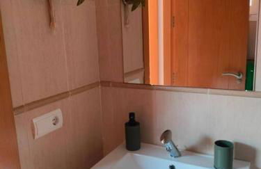 Bajo con jardín a pie de playa y piscina comunitaria con jacuzzi - Foto 18