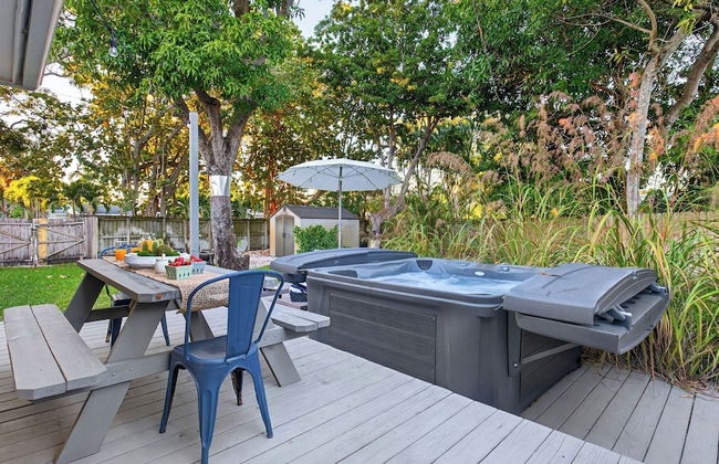 Hot Tub, Firepit, Deck | 10mins to Beach | Middle Terrace Cottage by AvantStay - Foto 37