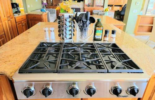 Stunning Panoramic Waterfront Pool Home Escape - Foto 27