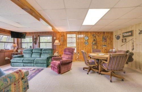 Cozy Onaway Vacation Rental with Deck and Fire Pit! - Foto 7