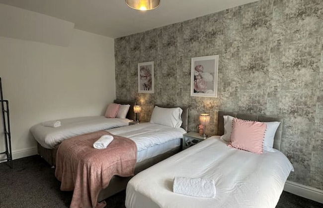 Large Five Bedroom Home with parking - Foto 8