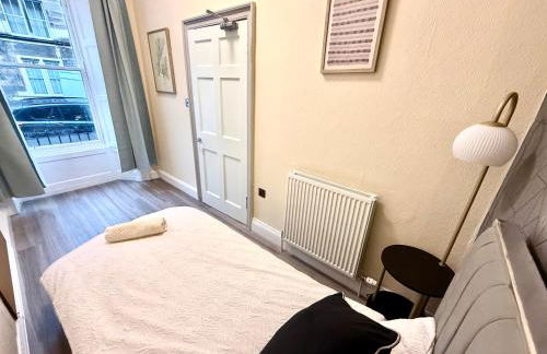 The Handy Hub Luxury Victorian Apartment - Fast WiFi & Central Edinburgh - Photo 27