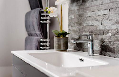 Penthouse Suite, Sea View, Close to Shops, Beach and Train - Foto 26