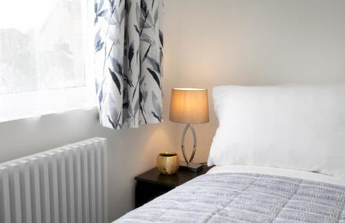 Charming Home - Free Parking - Private Garden - Pass the Keys - Foto 32