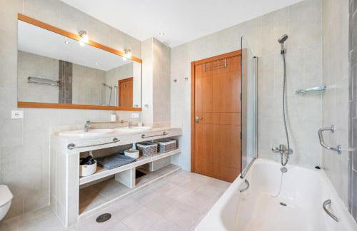 Villa Serena Marbella - Luxury villa with pool & sea views - Photo 28