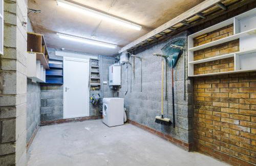 4BR Home for 8, Full Kitchen, Parking, WiFi in Northwich - Photo 12