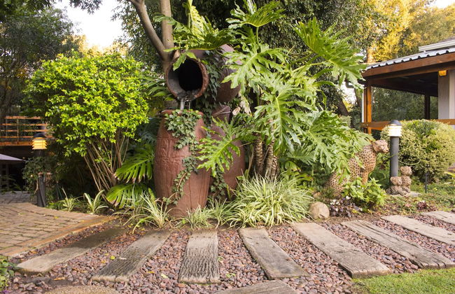 Lush Suburban Paradise - Deluxe Unit - Foto 28