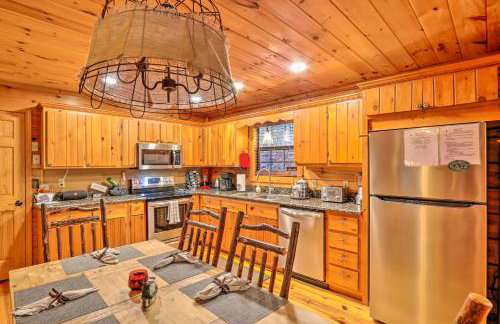 Luxe Fightingtown Creek Cabin 2 King Suites and Spa - Foto 8