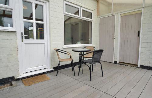 London Road Villa - Free Netflix, Private Parking, WiFi & Private Garden - Photo 14
