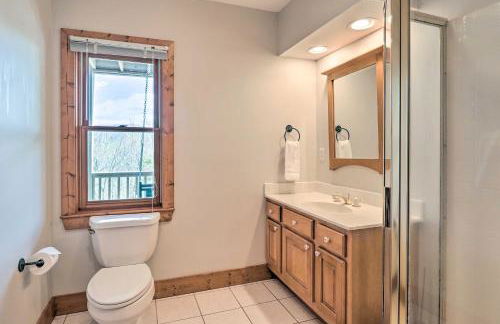 Sapphire Retreat with 2 Decks, Views and Resort Access - Foto 17