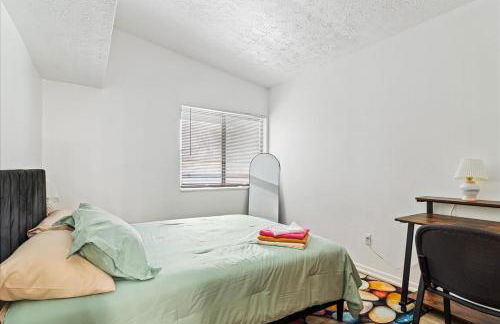 3BR Townhouse with Free Parking Near Downtown Ohio - Foto 14