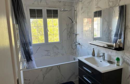 House with terrace près de l'Aéroport RoissyCDG - Tour Eiffel - Champs Elysée - Paris - Aéroville centre commercial - Parc Astérix - Disneyland Paris - Mer de sable - Châteaux de Chantilly et Ecouen - Parc des expositions Villepinte - Le Bourget - Foto 13