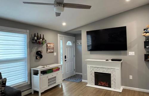 Stylish 3 BR Entire Home NearTown & Beach with Pool Table & King Bed - Foto 35