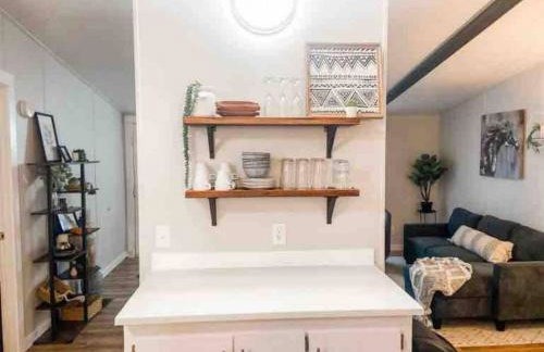 Renovated Bungalow Getaway - Foto 12