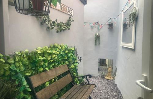 Quaint Cottage main street Llandeilo - Photo 11
