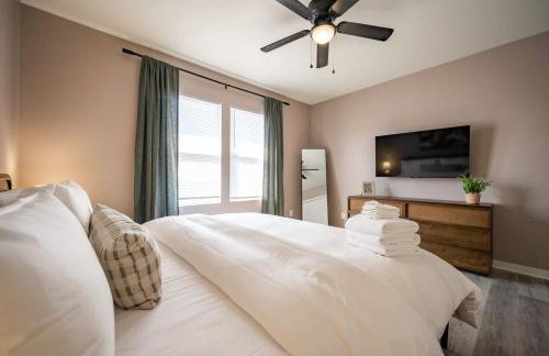 Modern & Stylish - Mins to Downtown - Family Friendly - Photo 35