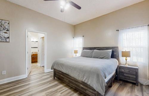 Spacious and quiet home with private patio & enclosed yard - Foto 15