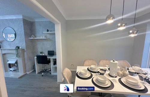 Spacious 3 BDR By Avalora Short Lets & Serviced Accommodation Queensway With Big Garden, Near Train Station, Airport & Large Driveway - Photo 12