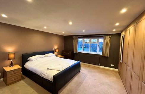 Beautiful 5 Bed 3 Bathroom Detached Family Home 8 - Photo 23