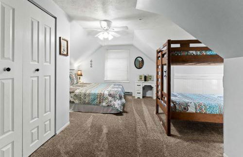 Impressive Dual Woods and Lake Homes That Sleep 32 - Foto 74