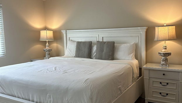 Newly Renovated 102 2BD Condo with Riverview Balcony by RedAwning - Foto 4, Habitación