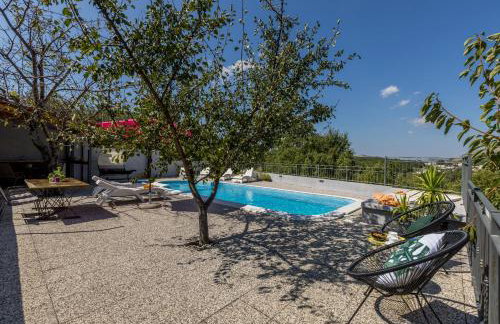 JOVI-relaxing, fenced, private, heated pool & view - Photo 7