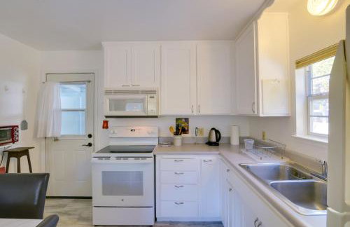 Fenced Yard and Grill Orville Cottage Near Trails! - Foto 8