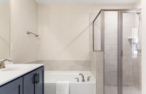 Family-Friendly 4BR with Fenced Yard & Parking - Foto 23