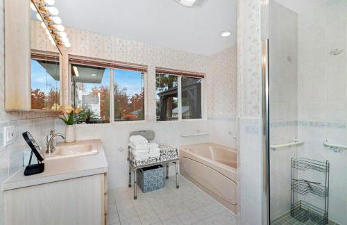 Sanctuary-5BR Home for Extended Stays & Family Comfort - Foto 27