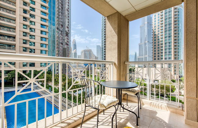 Maison Privee - Radiant Urban Retreat with Iconic Burj Khalifa Vws - Photo 26