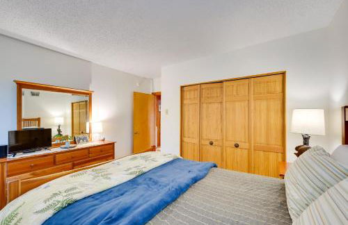 Lakefront Queensbury Home Kayaks and Boat Dock - Foto 15