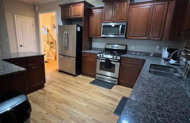 Spacious Gorgeous 3bd home with large deck Close to EVERYTHING - Foto 32