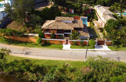 Belíssima Casa com extensa área externa - piscina, sauna, churrasqueira e campo de futebol - com 5 suítes e a 500 metros da Rua das Pedras - Foto 49