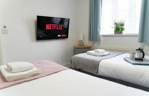 2 Bed Apt with free parking on driveway and free Wi-Fi - Photo 22