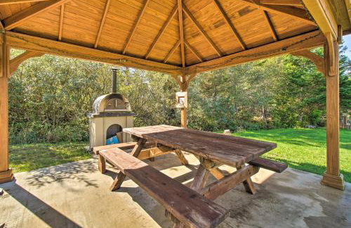 Spacious Redwood Retreat with Hidden Hot Tub - Foto 37