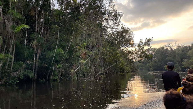 Navegando en canoa al atardecer