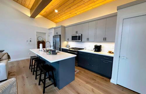 1B Contemporary cabin in magnificent setting, luxury and comfort, hot tub, AC! - Foto 7