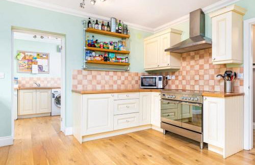 Detached luxury 5 bed house, lanscaped garden, fire pit, parking, can sleep families or workers - Foto 44