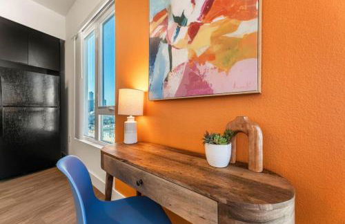 Stylish 2BD Haven with Scenic DTLA Views and Parking - Foto 39