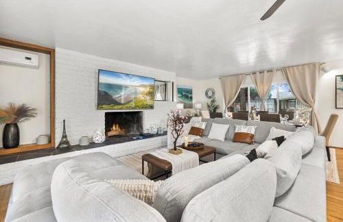 Entire Private Home with 4 Bedrooms 2 Bathrooms, Spacious, Lux King Bed, Ranch Style, Prime Area, Available Now - Photo 3