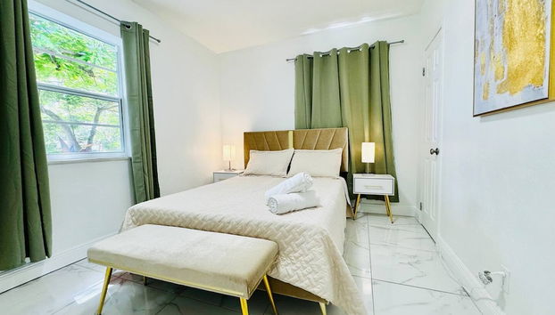 Modern 2-bedroom Retreat Near Beach Airport - Foto 2, Habitación