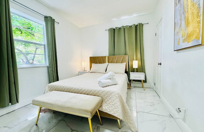 Modern 2-bedroom Retreat Near Beach Airport - Foto 2