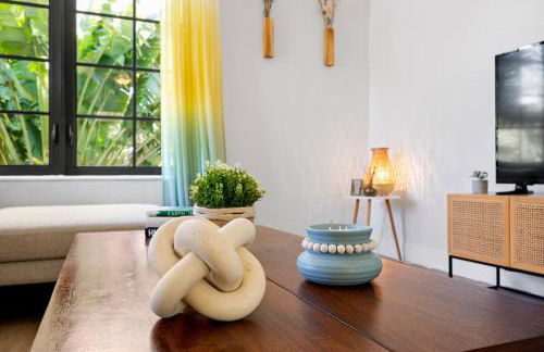 Cozy 2BR Next to Design District & Free Parking - Photo 40