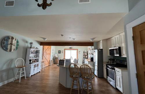 Waterfront retreat minutes from the beach - Foto 29