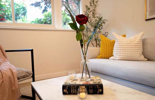 Spacious Modern Retreat w Game Room and Yard - Foto 24