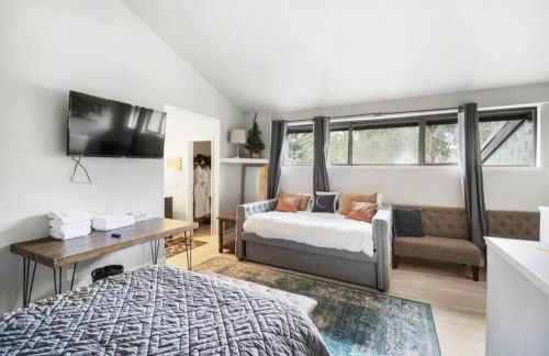 Guest Favorite Spacious Remodeled 2 Bdrm 2 Ba Mountain Views - Photo 3