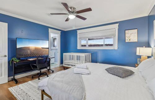 Entire Private Home with 3 Bedrooms, Gated Yard, Parking, King Bed, Available Now - Foto 11